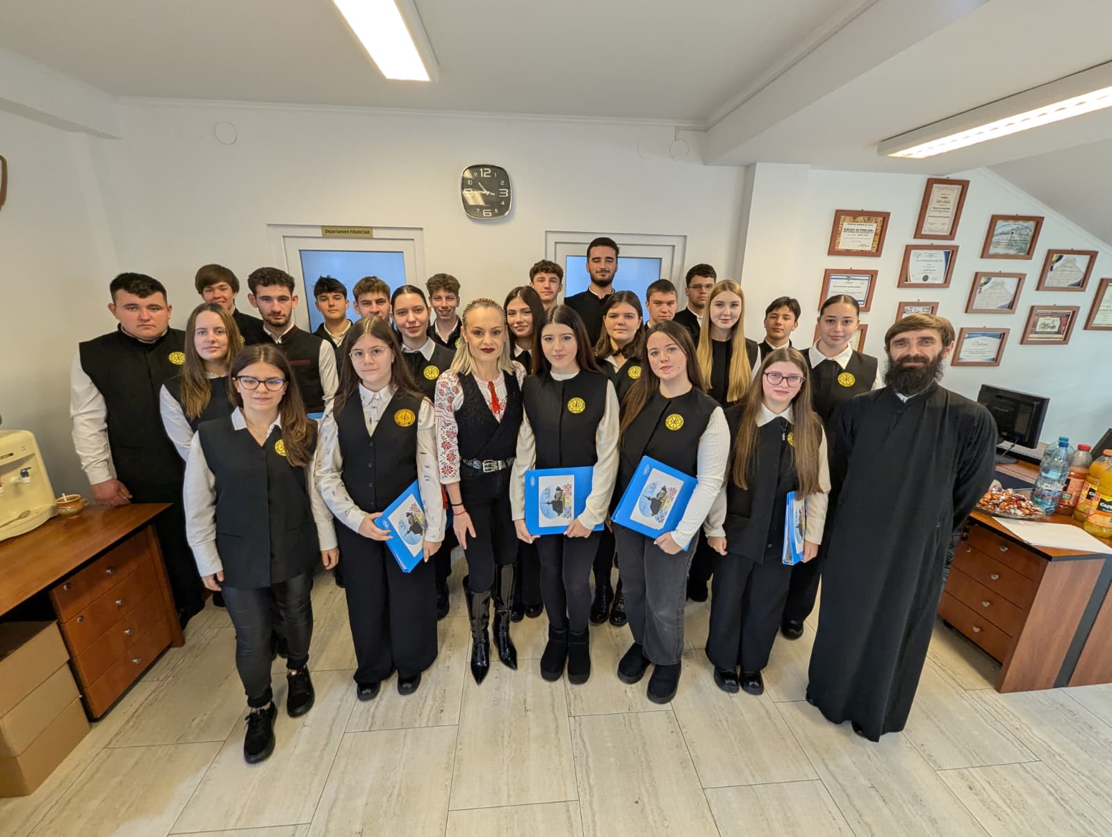 Corul Axio al Liceului Teologic Ortodox „Nicolae Steinhardt” a colindat redacția Gazeta de Nord Vest