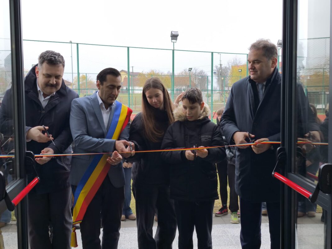 Investiții pentru comunitate: Bazinul semiolimpic din Tășnad, inaugurat