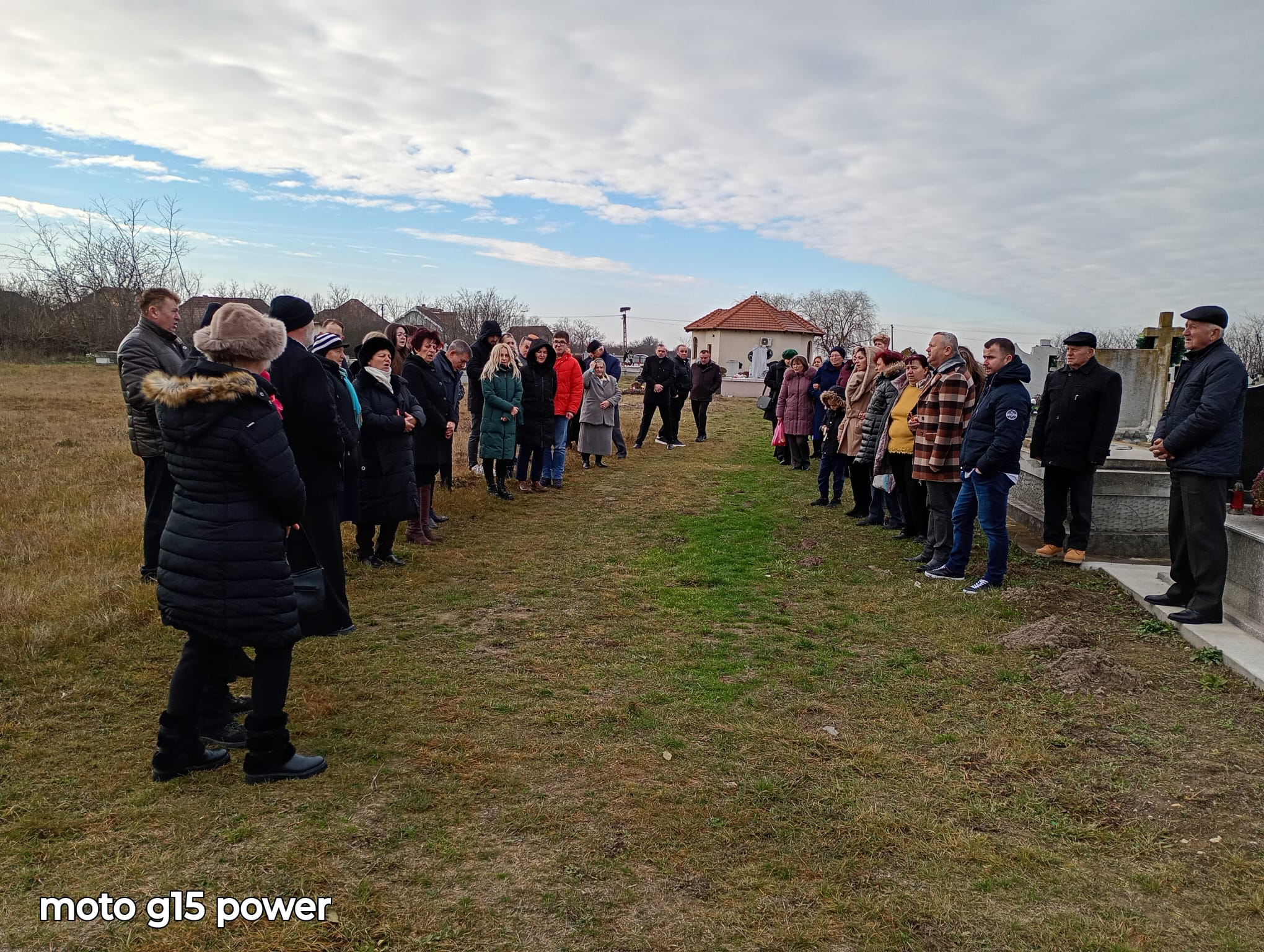 FOTOGALERIE. VEȘNICIE Colindul care a trecut dincolo de timp: credincioșii din Gelu și-au cântat Crăciunul și în cimitir