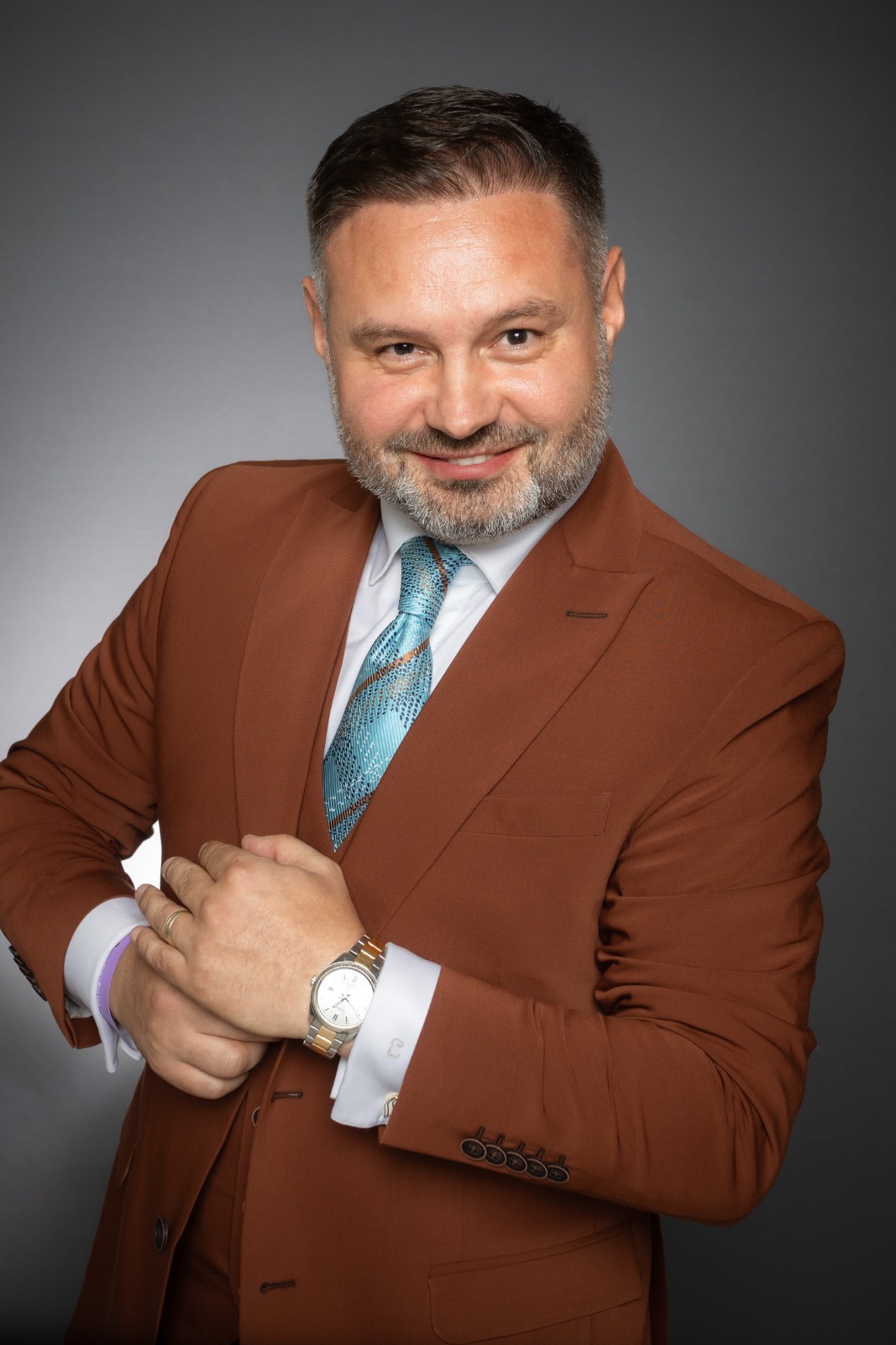 O reușită care onorează familia și Satu Mare. Călin Iepure, în „Dicționarul românilor memorabili după 1989”  