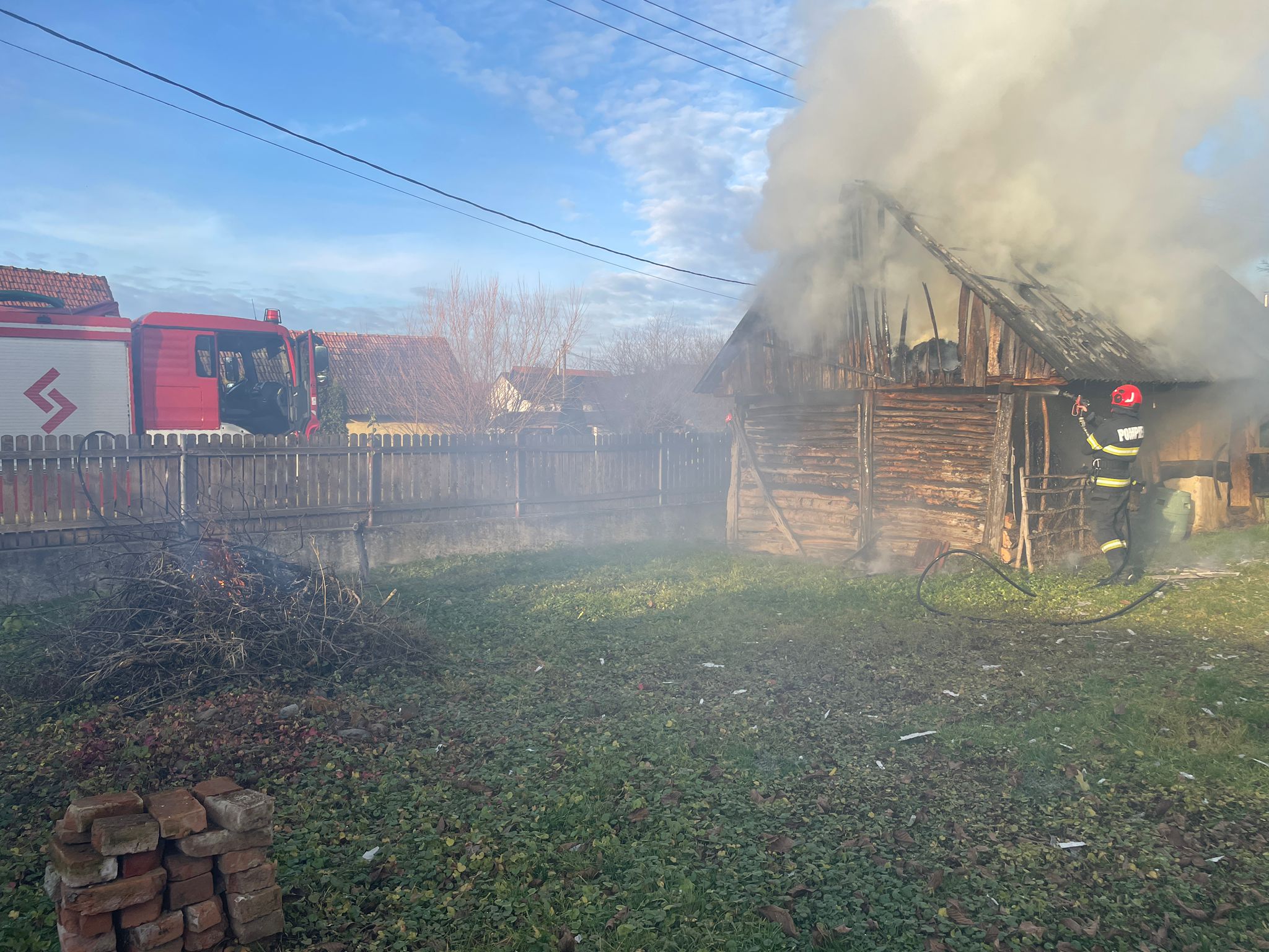 Două incendii, produse aproape simultan, stinse de pompierii sătmăreni