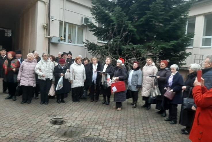 Colindători frumoşi la Casa de Pensii: emoție și bucurie aduse de Asociația Seniorilor Sătmăreni