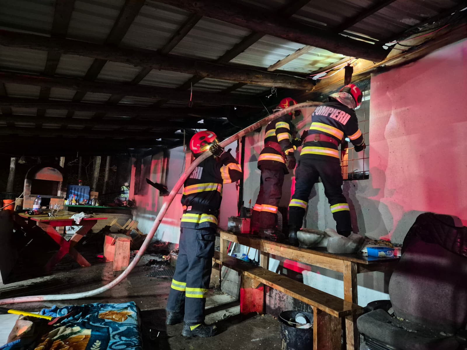 INTERVENȚII Pompierii sătmăreni, în alertă la început de an: zeci de misiuni în doar patru zile