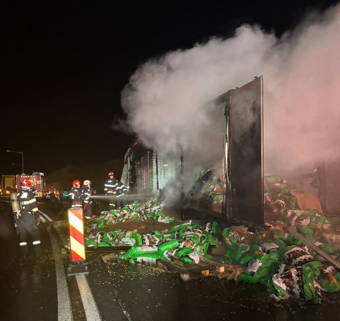FOTO. INCENDIU. TIR din Satu Mare cuprins de flăcări în mers pe autostradă