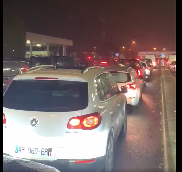 AGLOMERAȚIE LA PETEA. Chiar dacă nu mai este control vamal se circulă bară la bară zeci de kilometri