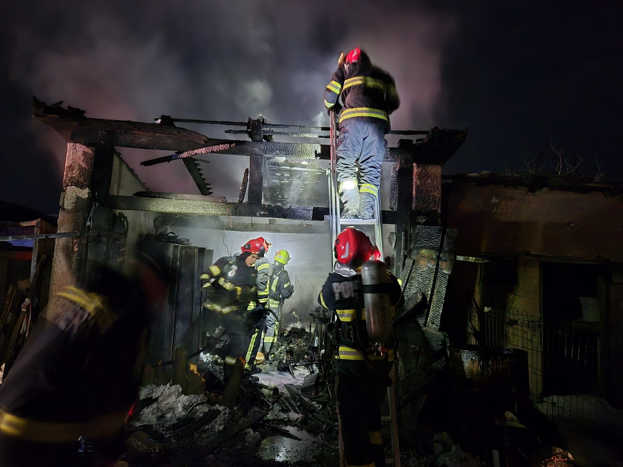Incendiu la un garaj din Mădăras: pompierii au salvat o locuință și un adăpost cu peste 40 de animale