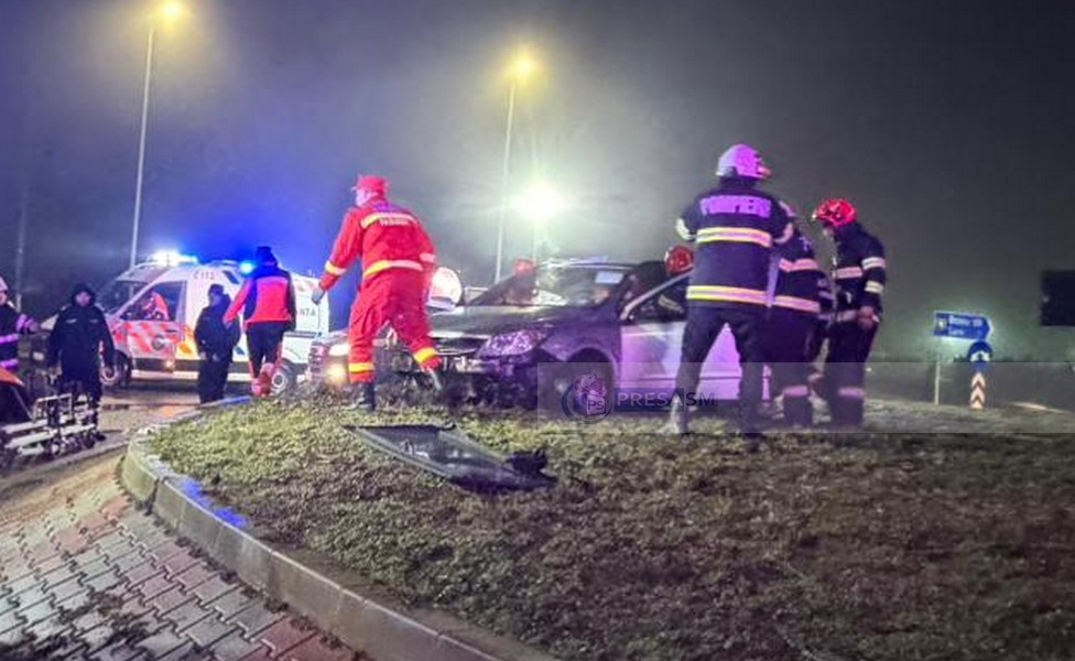FOTO. ACCIDENT Autoturism intrat în sensul giratoriu de la intrarea pe Varianta de Ocolire Carei