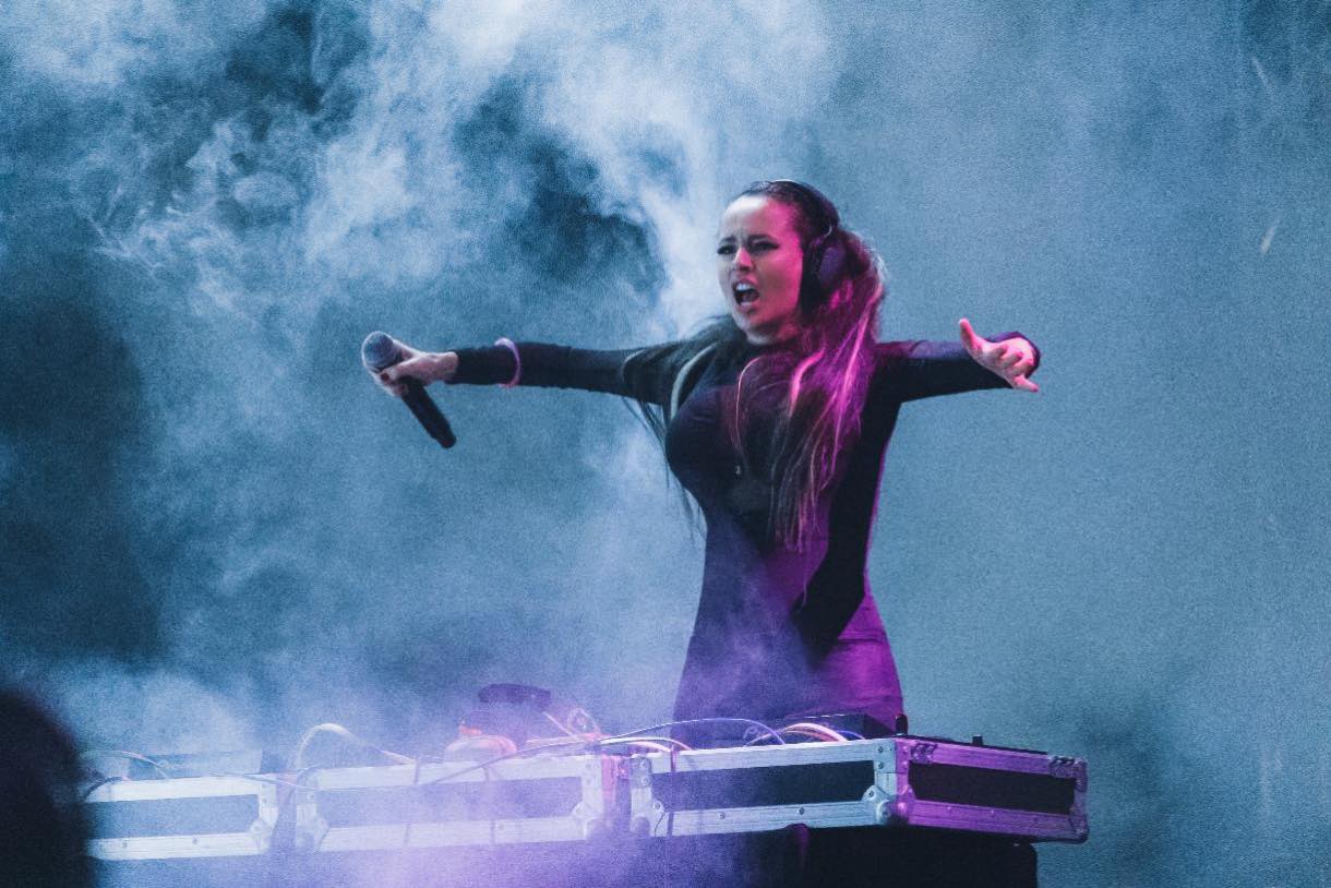 IMPRESIONANT. Din Satu Mare pe o scenă uriașă: Bianca Maciuc, sătmăreanca din fața a 125.000 de oameni. DJ-ița care a transformat refuzurile în aplauze