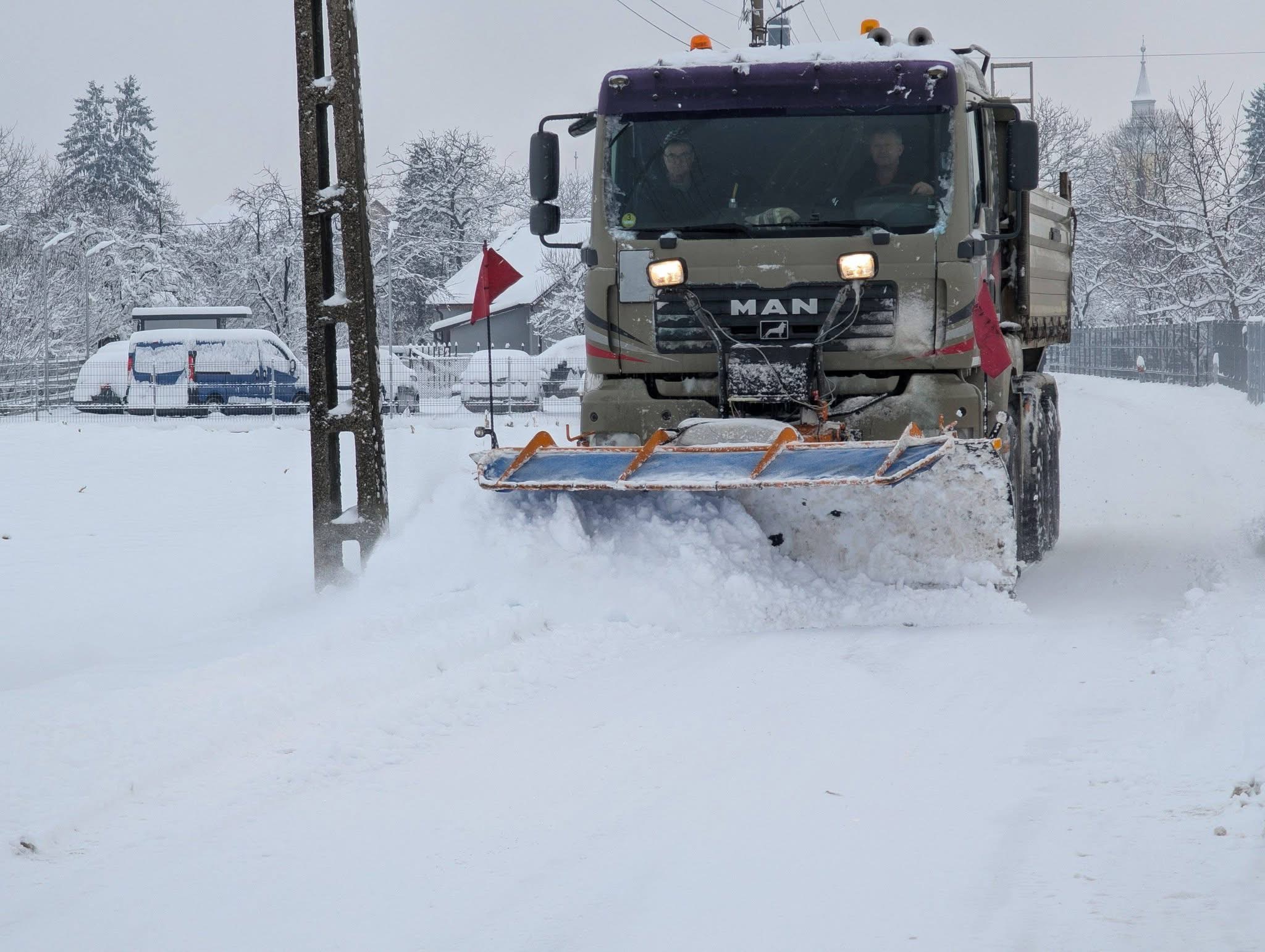 Deszăpezire cu forțe proprii în comuna Medieșu Aurit. Autoritățile locale fac apel la înțelegerea cetățenilor