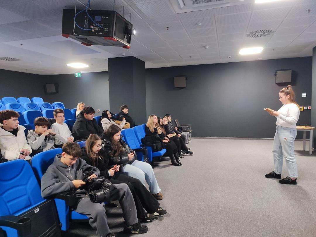 Peste 300 de elevi și profesori au celebrat Ziua Culturii Naționale la Maratonul Poeziei Românești din Carei