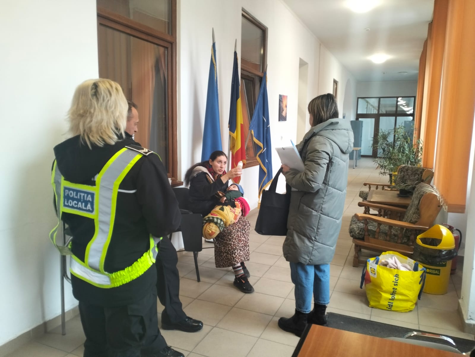 INTERVENȚIE Cerșetorie agresivă cu copil de un an în brațe, stopată de Poliția Locală în centrul Sătmarului