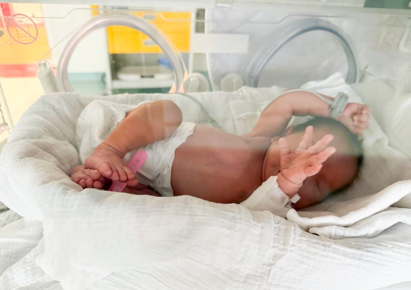 NAȘTERI Viața merge mai departe: un băiețel a încheiat anul 2025, iar o fetiță a deschis anul 2026, la Satu Mare