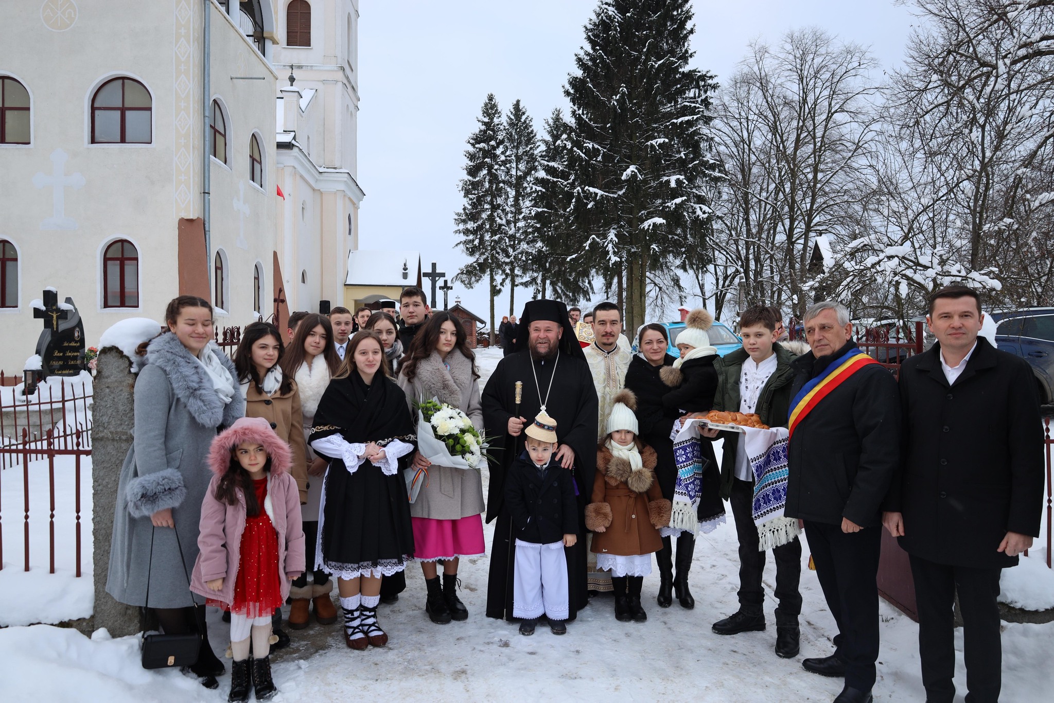 BINECUVÂNTARE Zi de aleasă sărbătoare la Roșiori: Preasfințitul Părinte Timotei Sătmăreanul a slujit în mijlocul credincioșilor