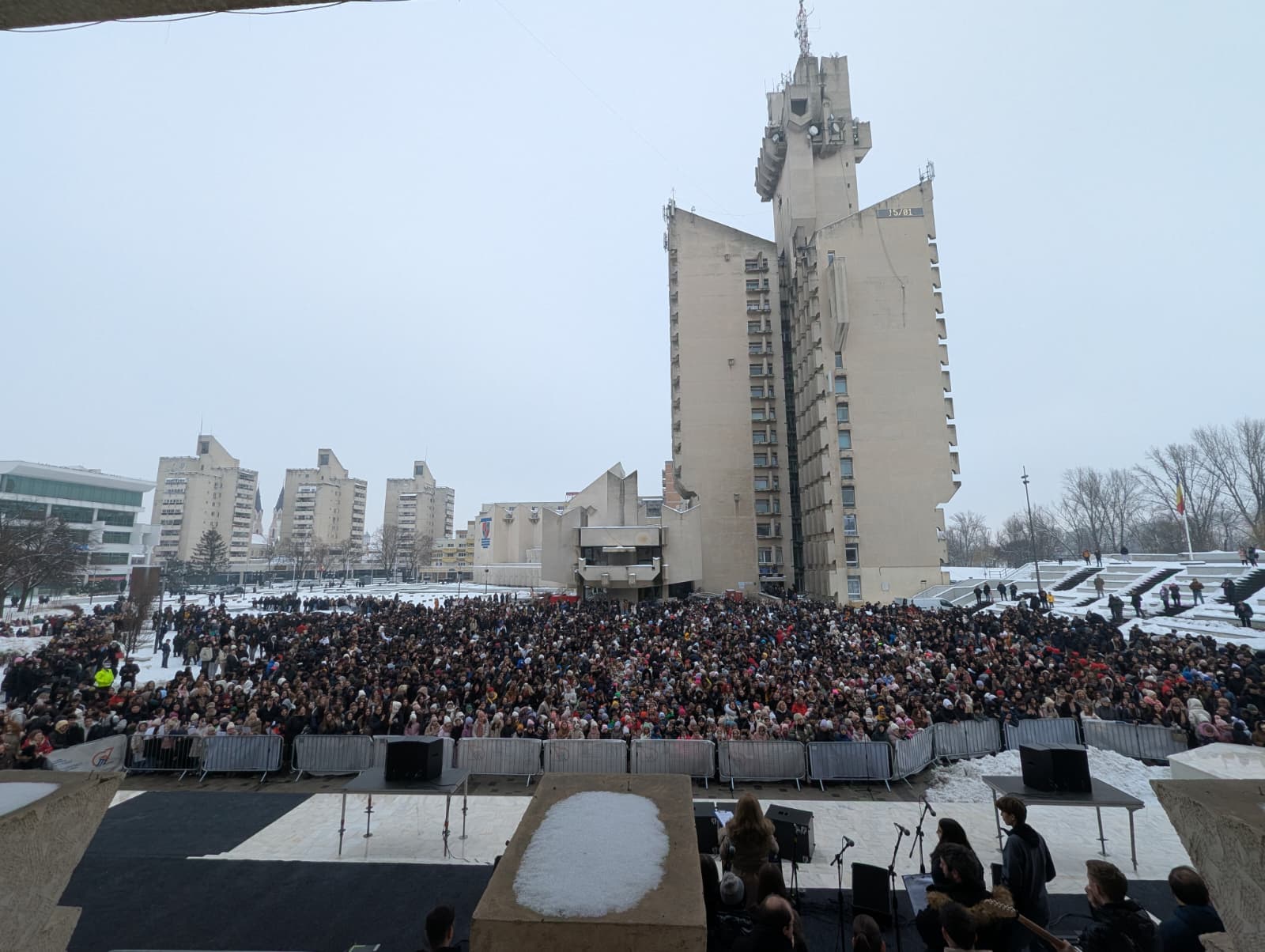 VIDEO/FOTO: CULTURĂ Mii de elevi au cântat „Luceafărul” la unison, în centrul municipiului Satu Mare