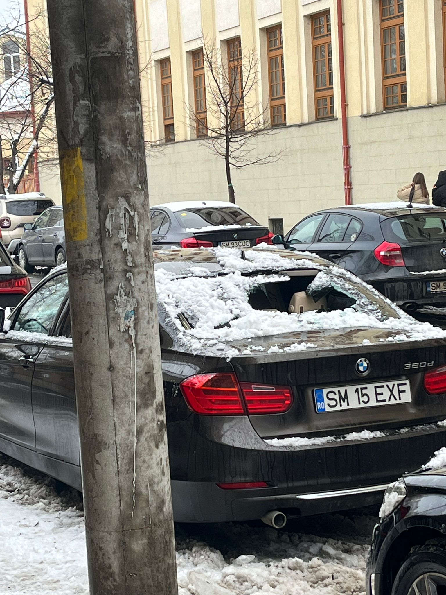 FOTOGALERIE. ALARMĂ. Pericol de moarte în centrul Sătmarului: gheața cade de pe acoperișuri