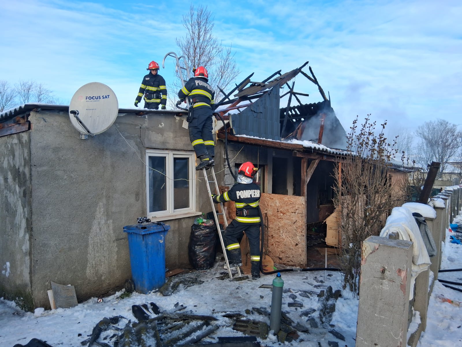 FOTO. Incendiu de proporții la Sătmărel. Casă făcută scrum