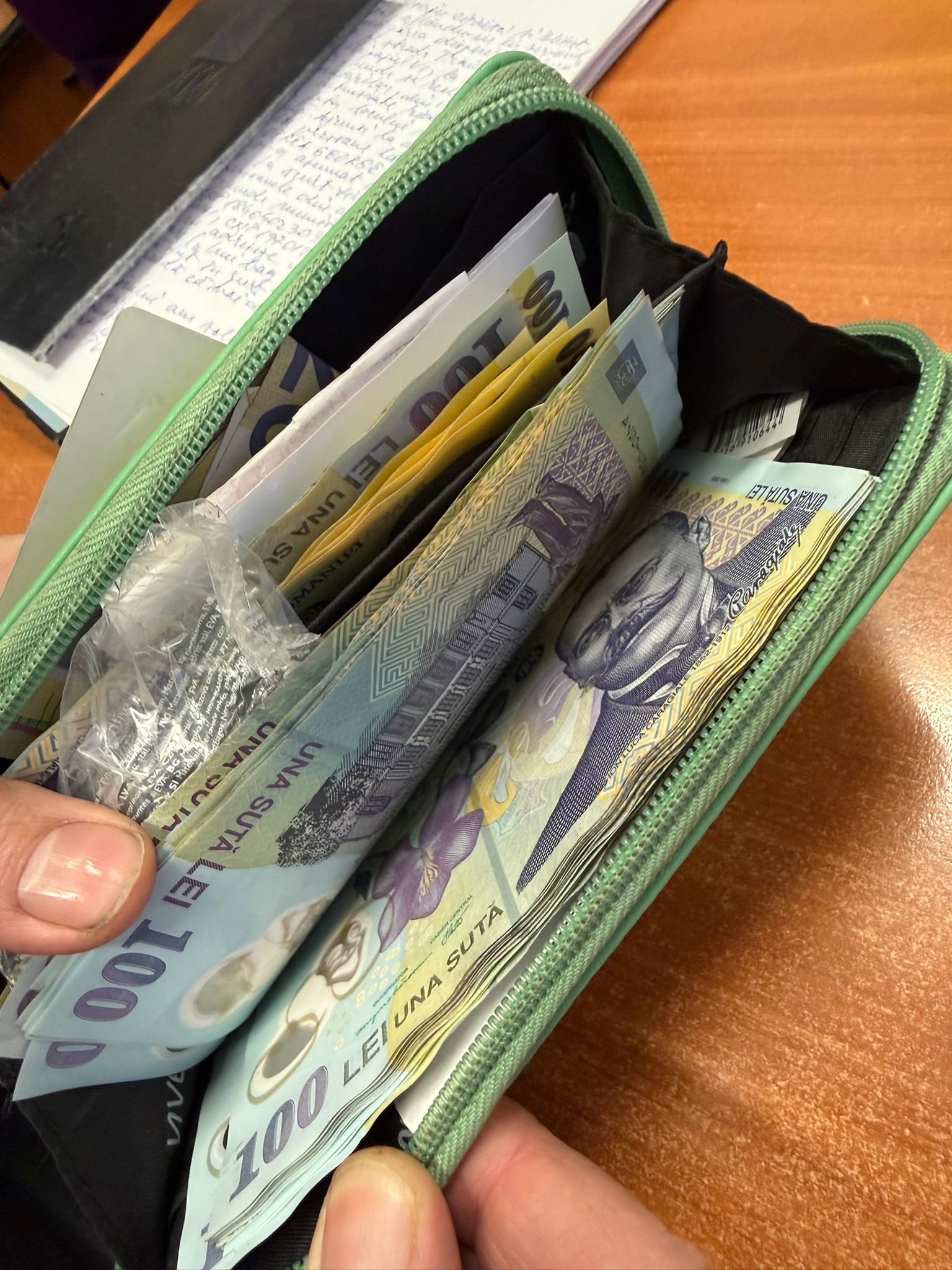 INTEGRITATE Gest de onestitate în centrul municipiului: Poliția Locală Satu Mare a restituit un portmoneu cu o sumă însemnată de bani