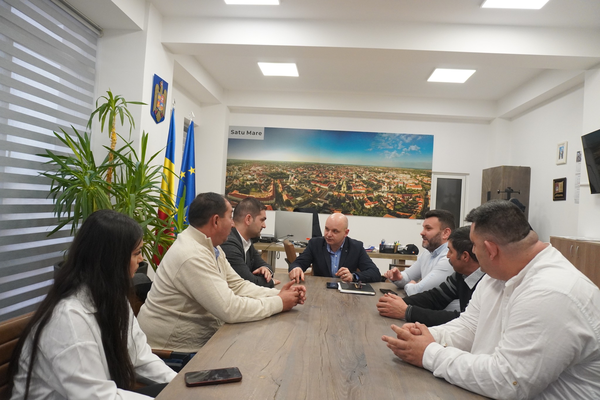 INCLUZIUNE Prefectul de Satu Mare s-a întâlnit cu reprezentanții comunităților rome