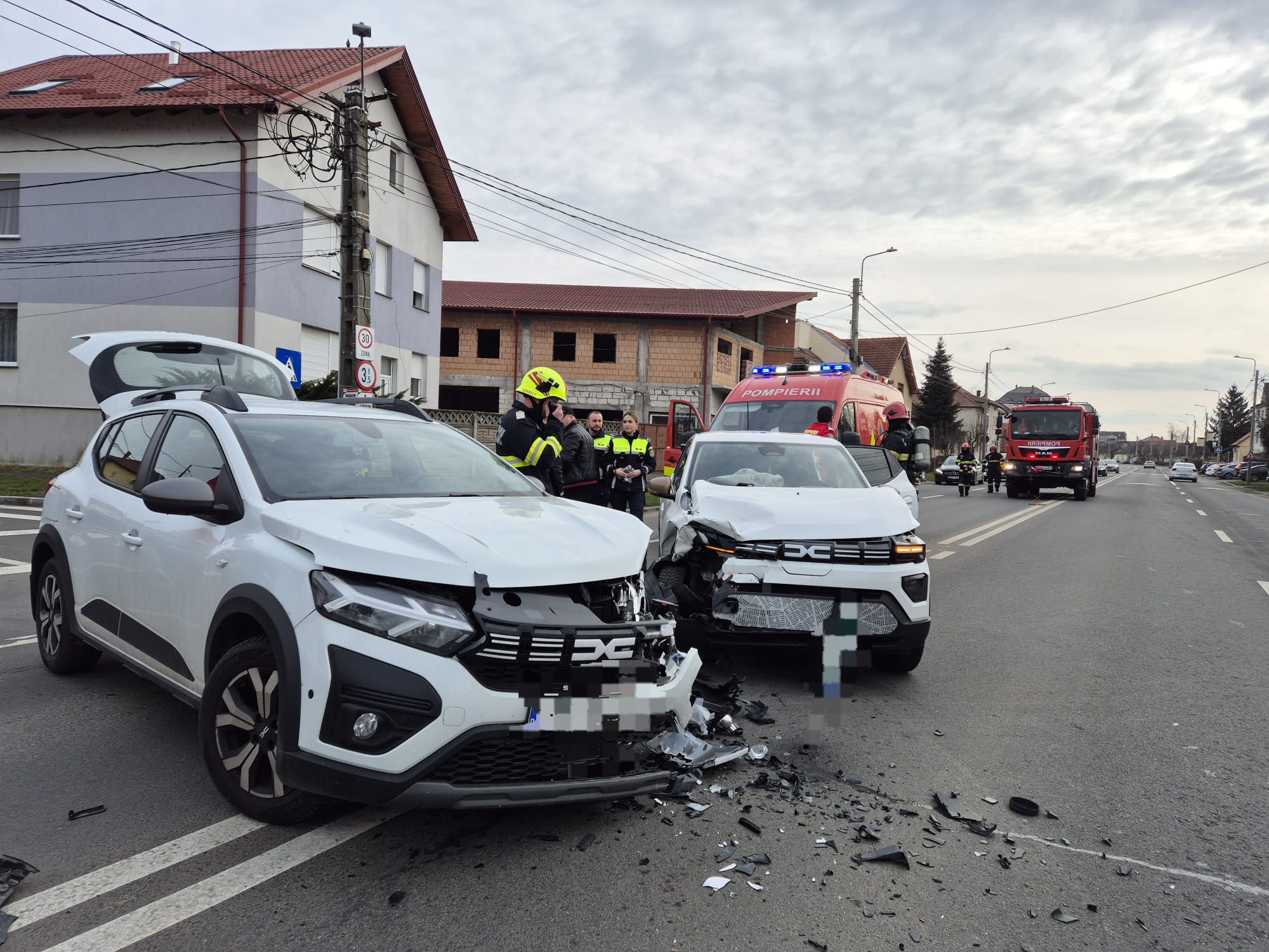 ACCIDENT ÎN OAŞ. Două femei s-au ciocnit cu maşinile. Una a ajuns la spital