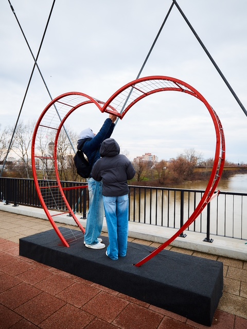Un gest simplu, o amintire pentru totdeauna – punct special amenajat în formă de inimă pe Podul Prieteniei, de Ziua Îndrăgostiților