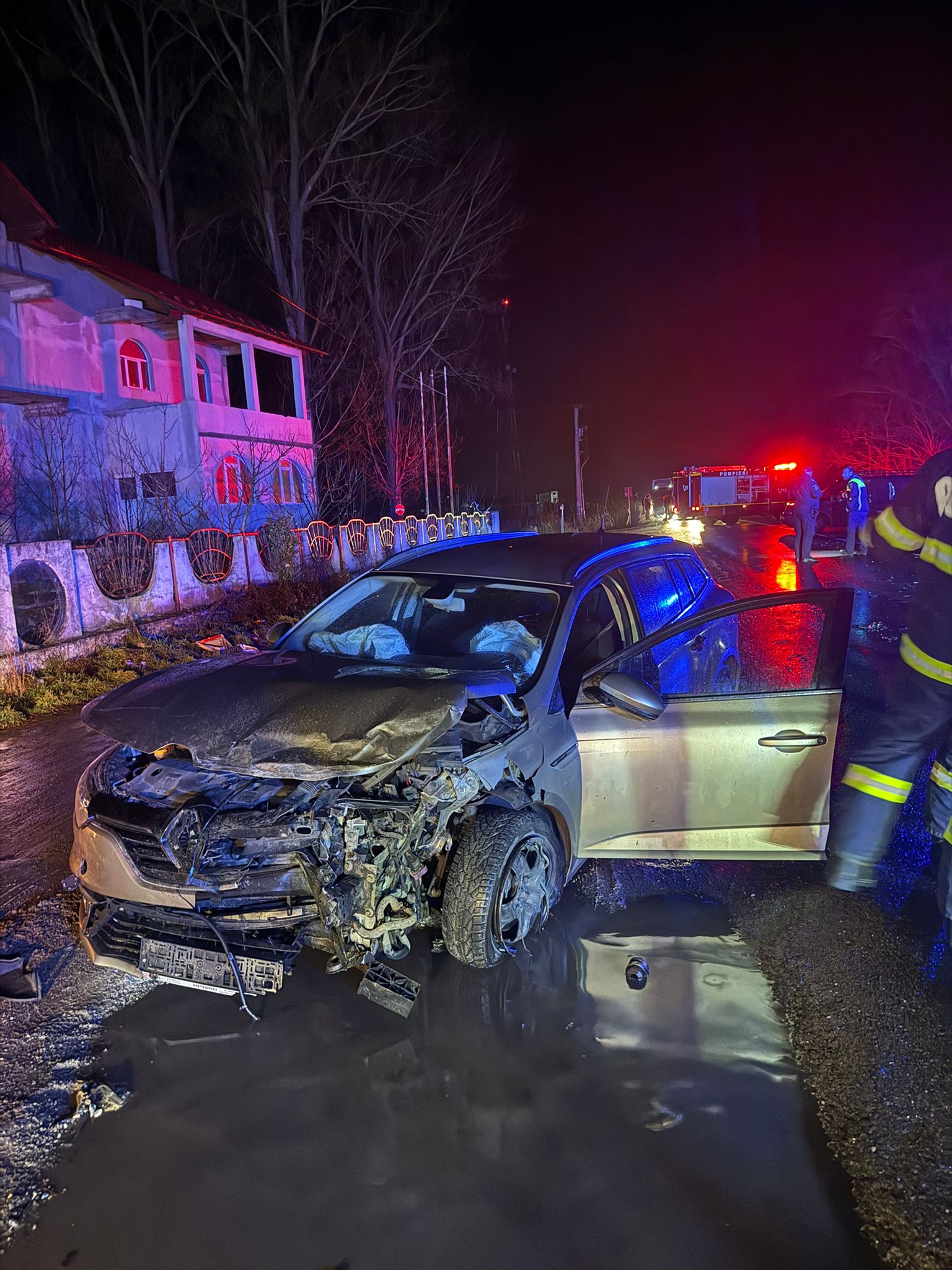 FOTO. ACCIDENT GRAV Coliziune rutieră în Livada: cinci persoane transportate la spital