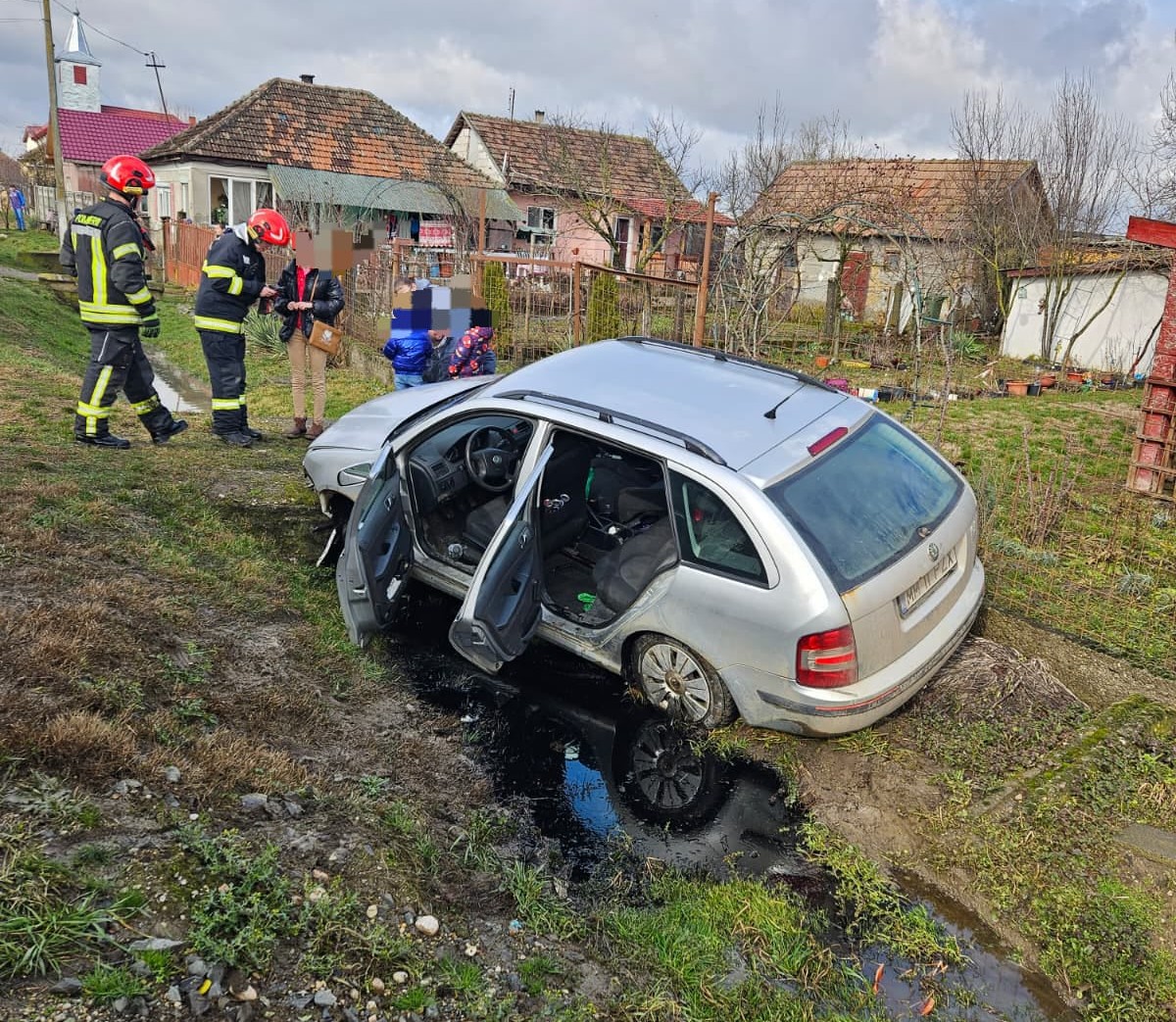ACCIDENT Două minore rănite în urma unui impact cu capul de pod în județ