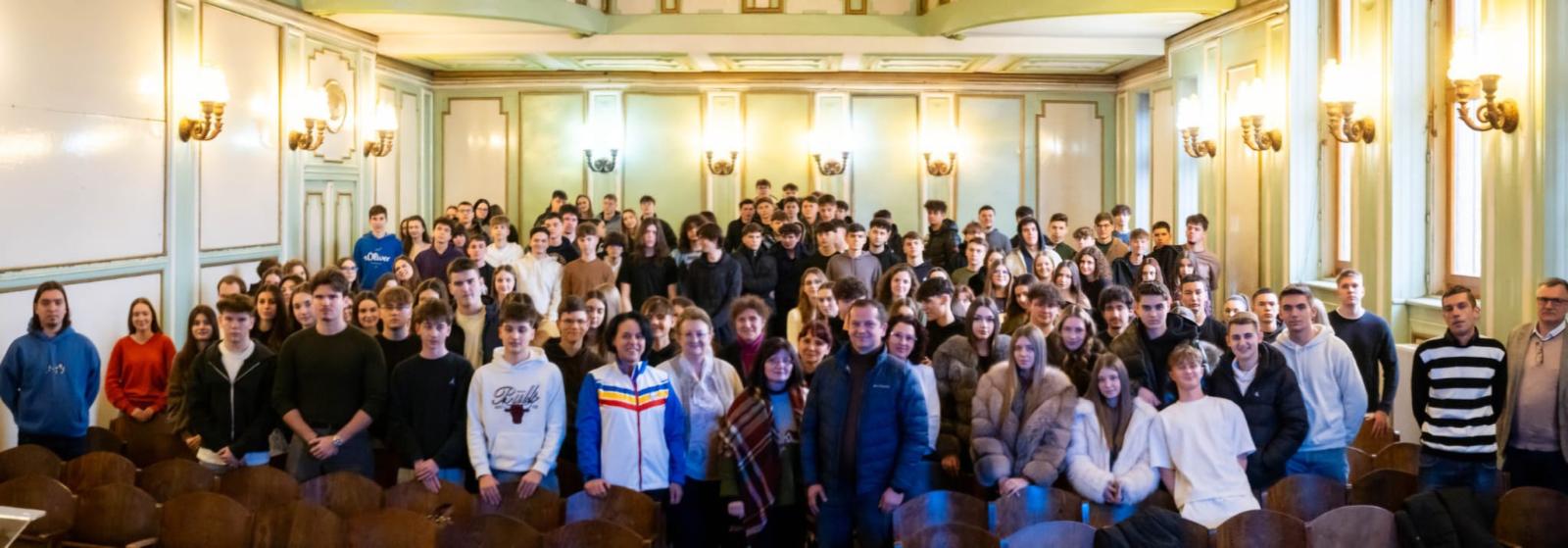 EDUCAȚIE Aviația prinde aripi la Colegiul Național „Mihai Eminescu” Satu Mare> curtea școlii s-a transformat într-un mic aerodrom