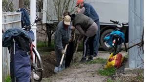 Statul plătește, ei muncesc pe ascuns – marea farsă românească