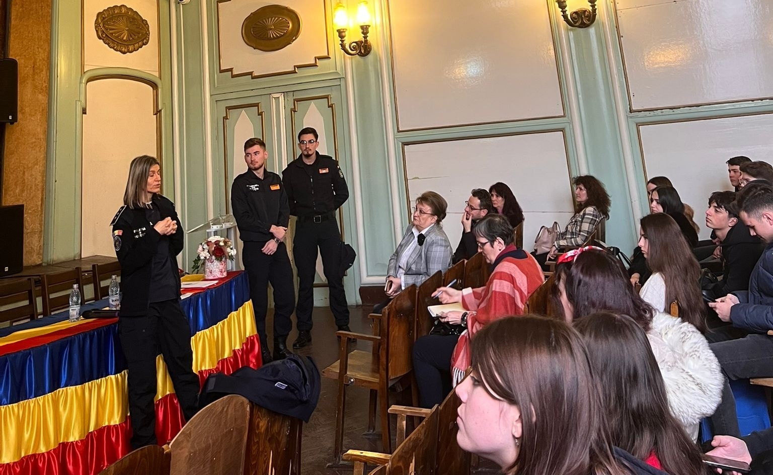 EDUCAȚIE Elevii de la Colegiul Național "Mihai Eminescu", față în față cu viitorul: întâlnire cu reprezentanții Poliției de Frontieră
