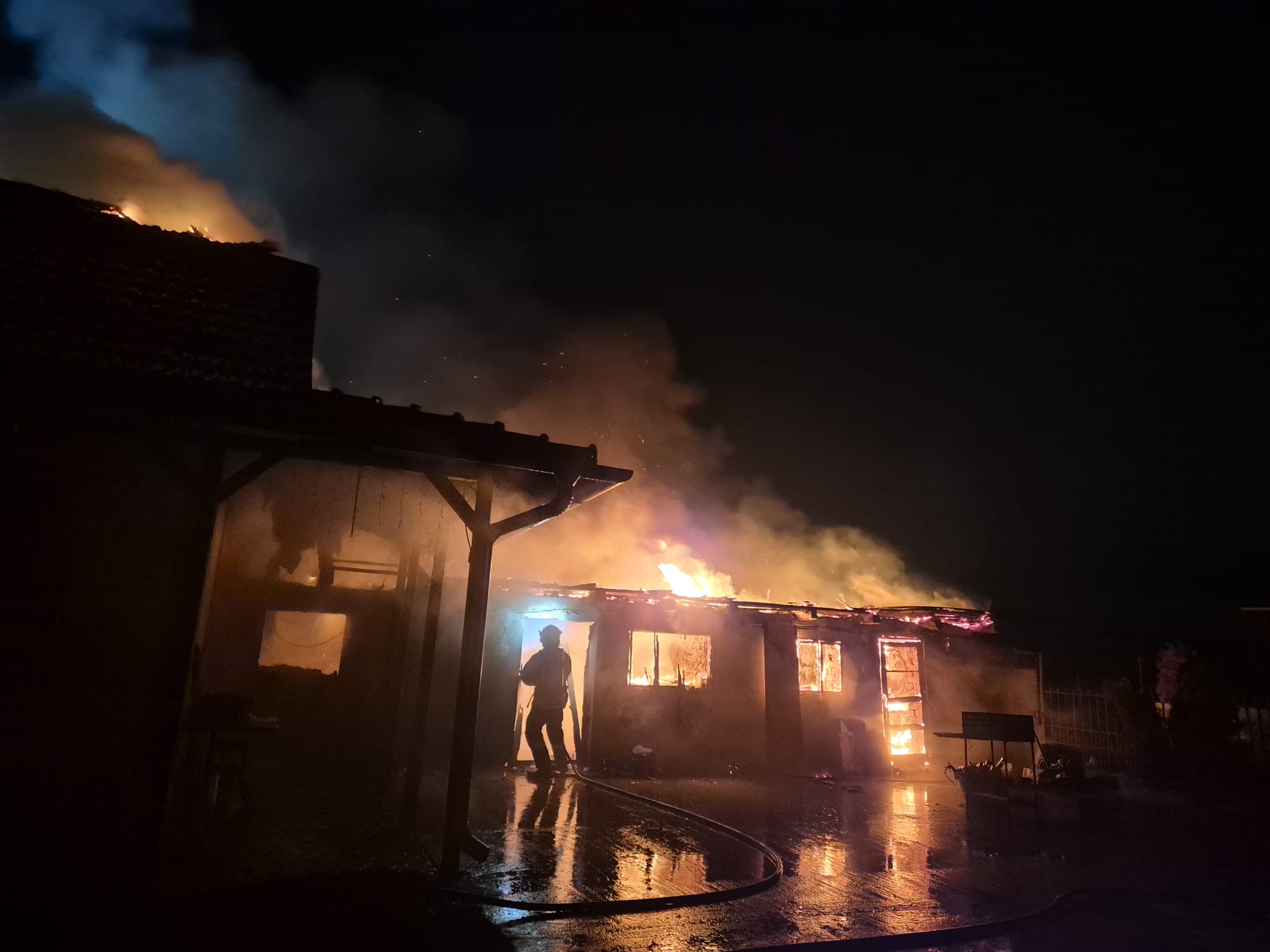 VIDEO/FOTO. INCENDIU Flăcări în miez de noapte la Lazuri: acoperișul unei locuințe și o anexă, mistuite de foc
