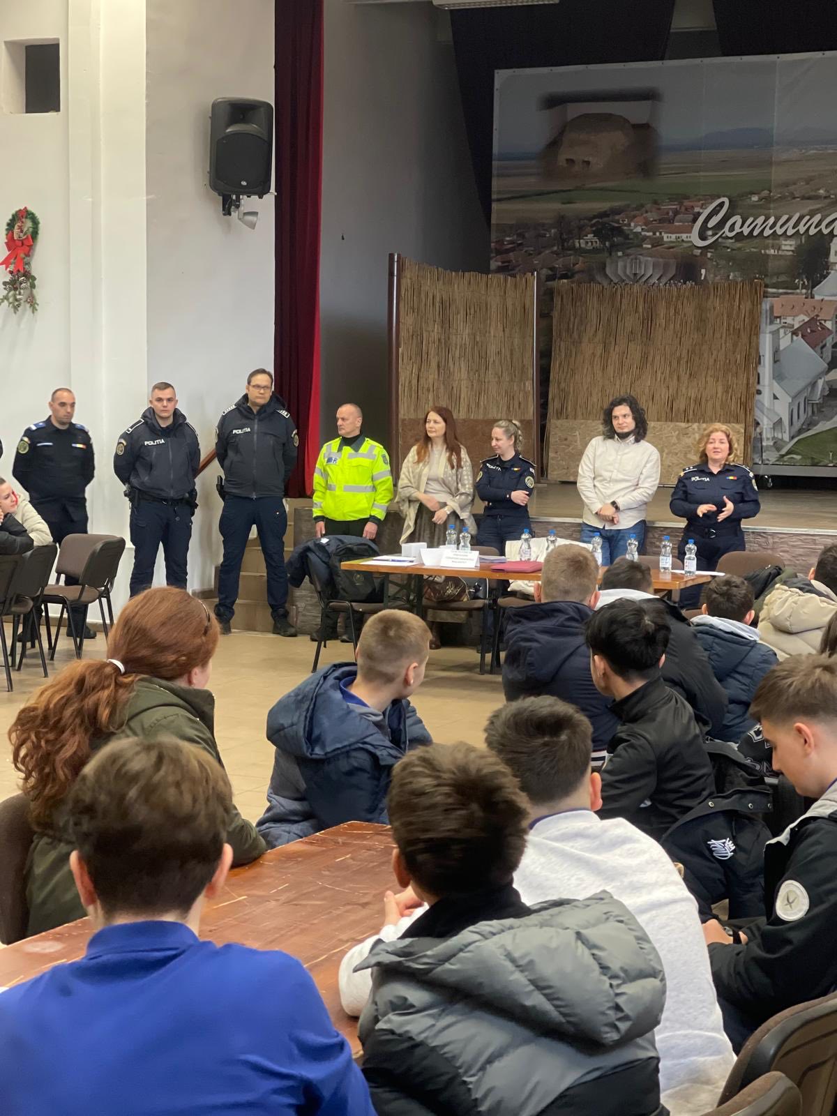 PREVENȚIE Campania „Uși deschise spre școli sigure”, desfășurată pentru elevi la Medieșu Aurit