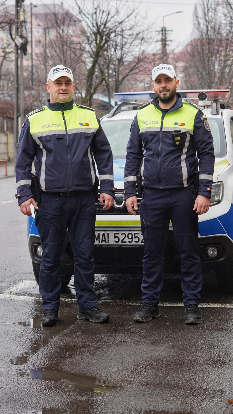 SOLIDARITATE Îngeri în uniformă: Doi poliți au dus o sătmăreancă la timp spre operație