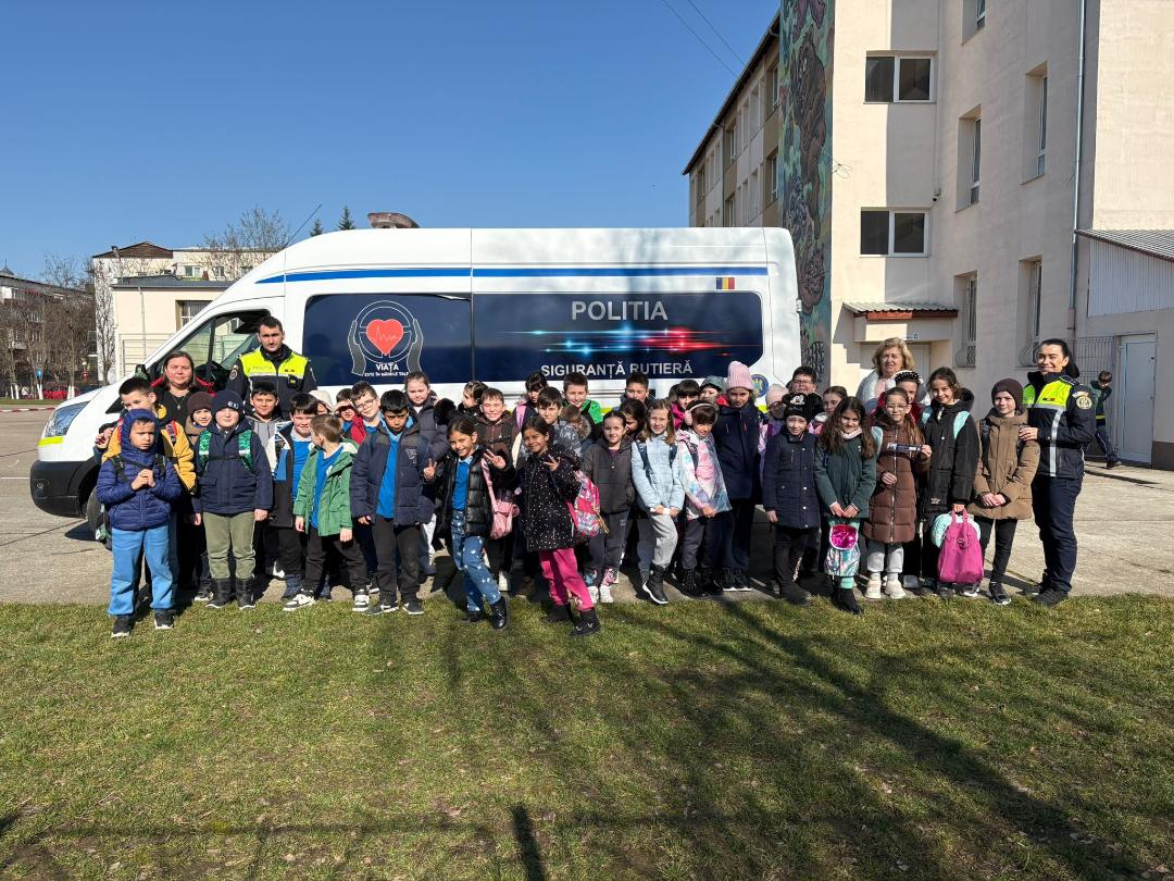 Polițiștii sătmăreni au dus educația rutieră mai aproape de elevi: – „Siguranța începe cu noi”