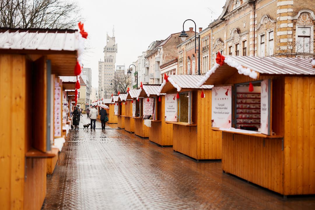 PRIMĂVARĂ Târgul Mărțișorului și-a deschis porțile și aduce tradiția în Piața Libertății