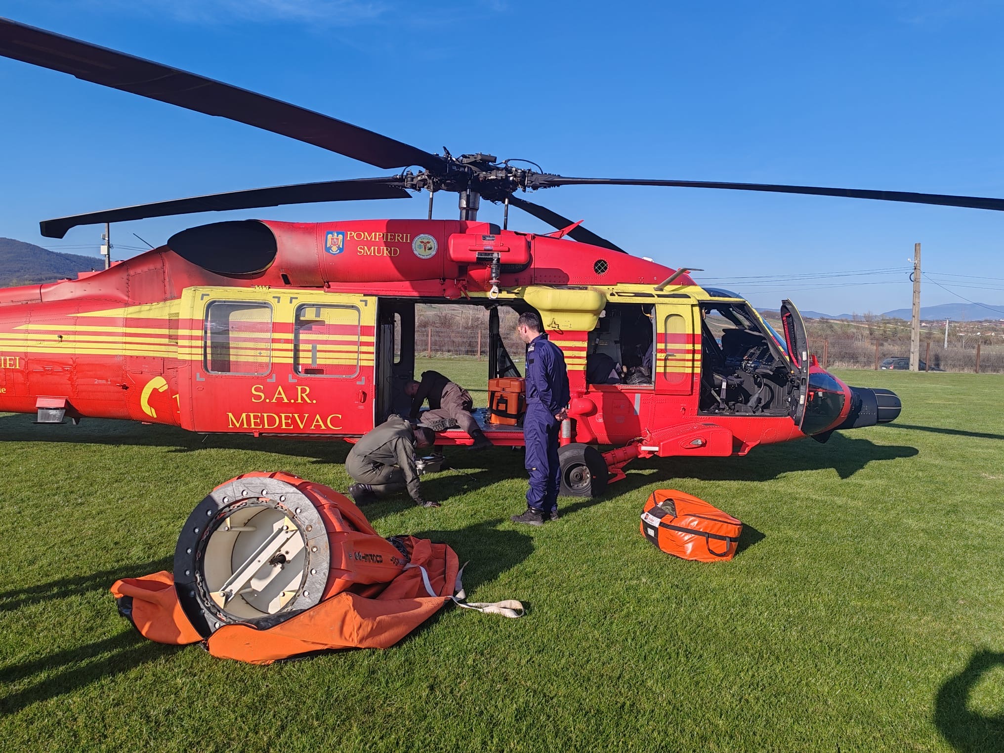 Elicopterul Black Hawk al Inspectoratului General de Aviație din cadrul MAI a ajuns în zona focarului de incendiu din Racșa