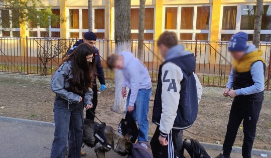 Acțiune a poliției cu câine specializat pentru depistarea substanțelor interzise la un liceu din municipiul Satu Mare