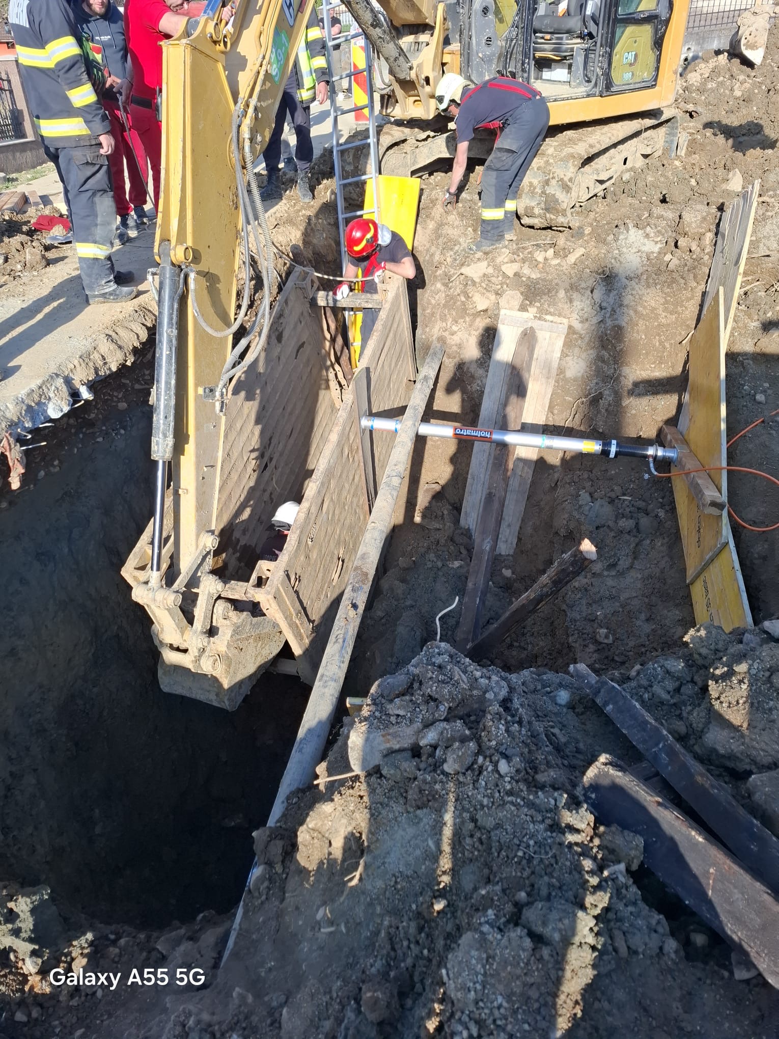 Bărbat decedat după ce a fost surprinsă sub malul de pământ la o adâncime de 3-4 metri