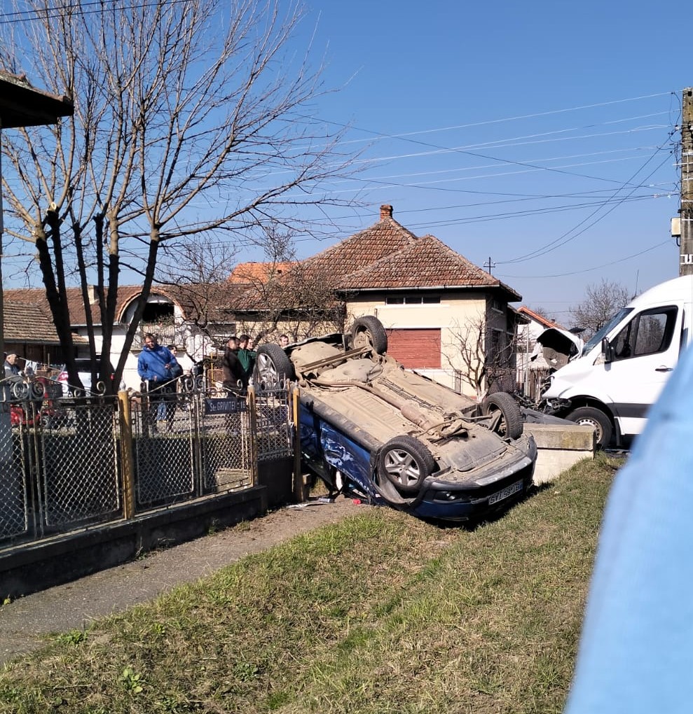 ACCIDENT Mașină răsturnată la Odoreu după impact cu o dubă: nimeni nu a fost rănit