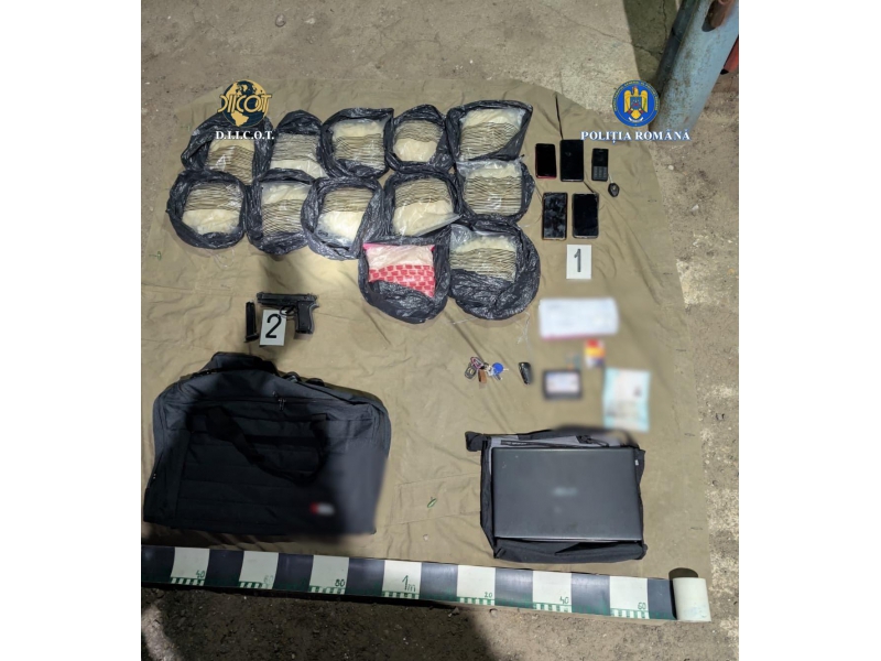 VIDEO/FOTO: CAPTURĂ. Intervenție ca în filme la Satu Mare: traficant de droguri, prins în flagrant la frontieră