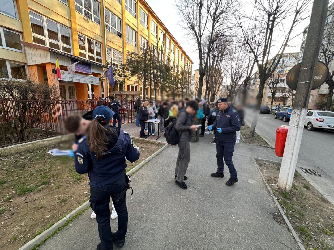 ACȚIUNE. Alarmă Într-un liceu din Satu Mare: Polițiștii au descins cu câine antidrog