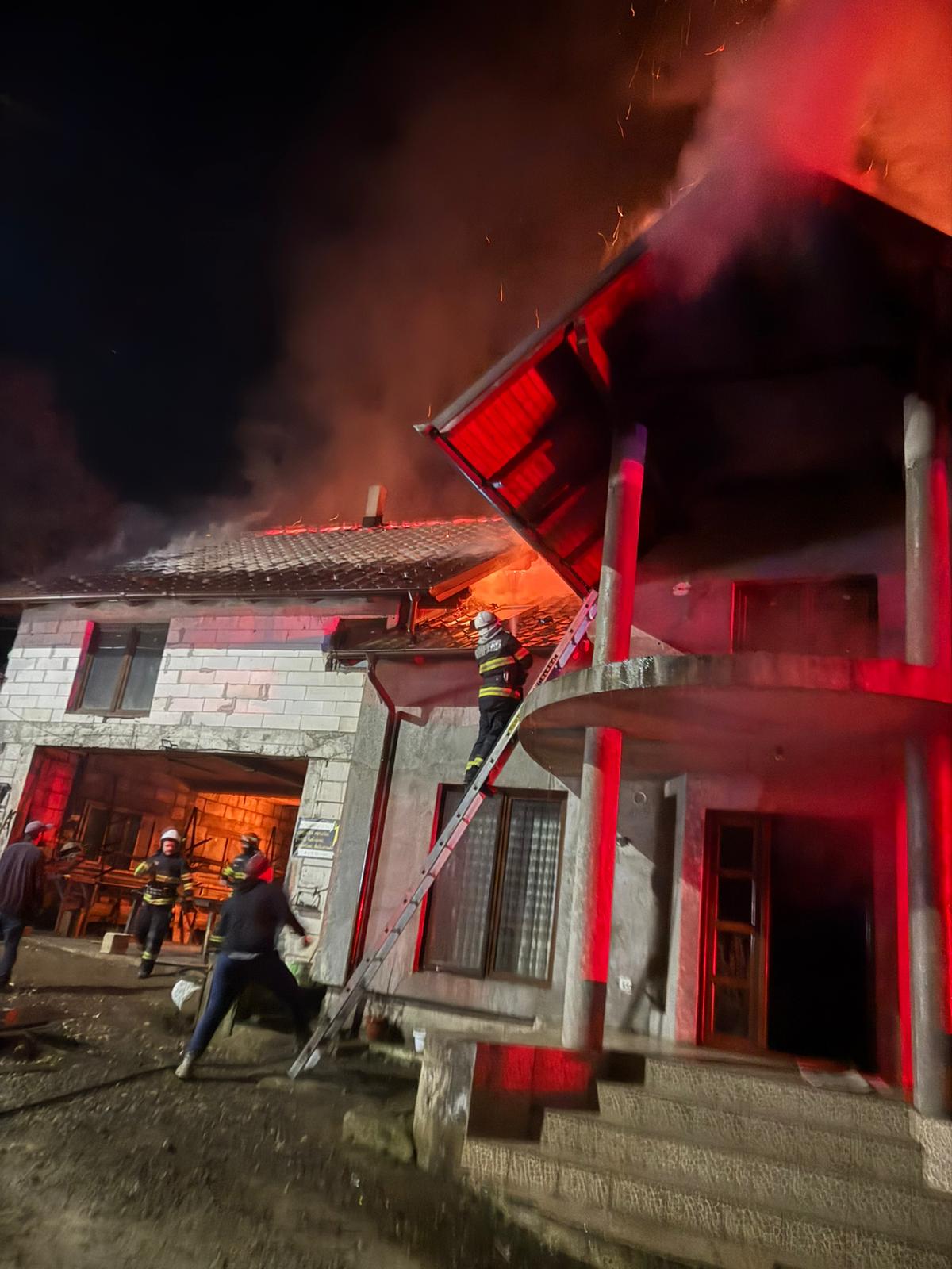 Incendiu puternic la o locuință din Târșolț