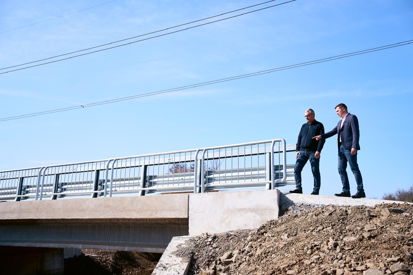 INFRASTRUCTURĂ. Lucrările de reconstrucție a podului de peste Valea Bârsăului din Bârsăul de Jos au fost finalizate