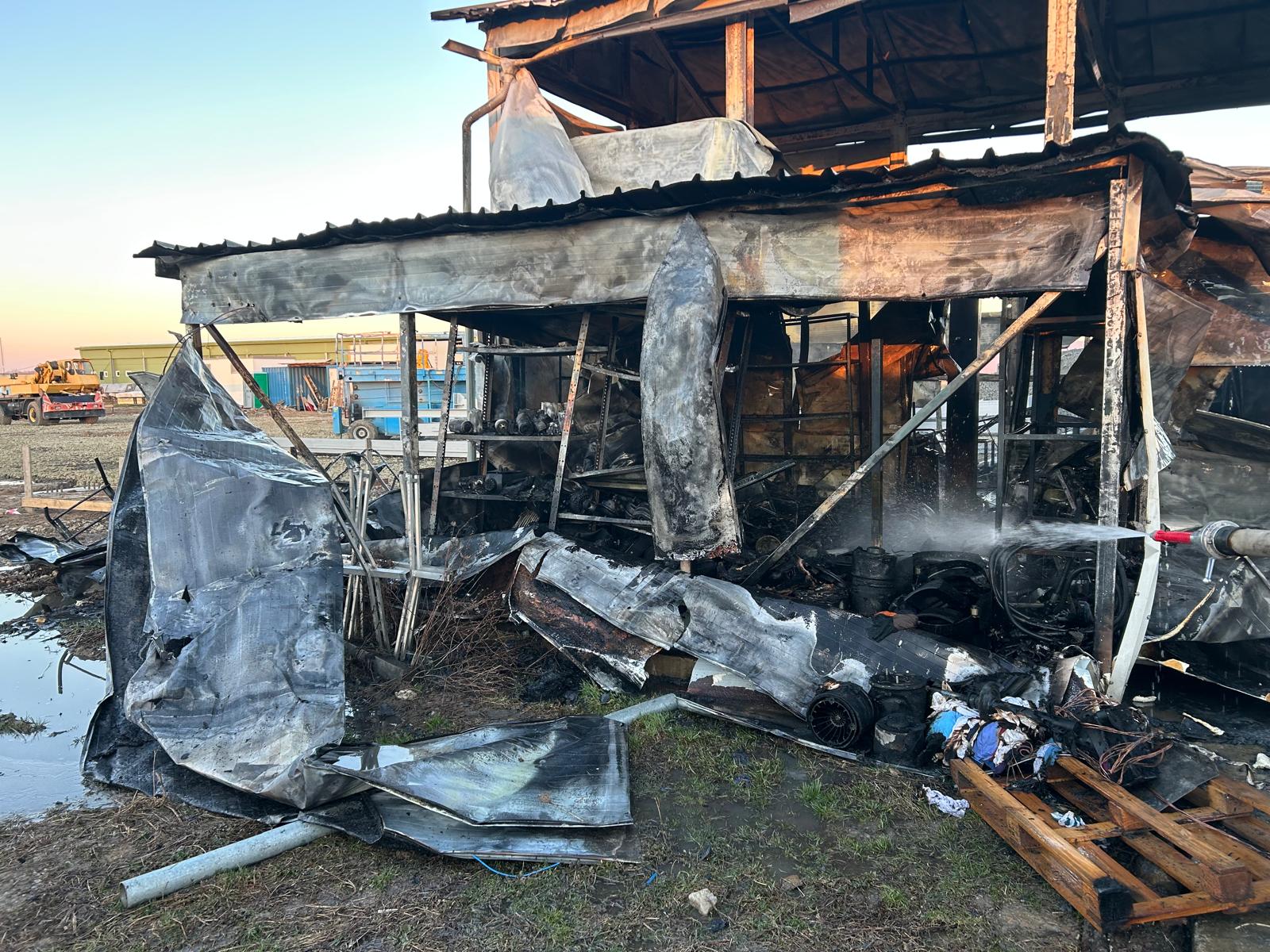 INCENDIU Atelier auto distrus de flăcări în județ