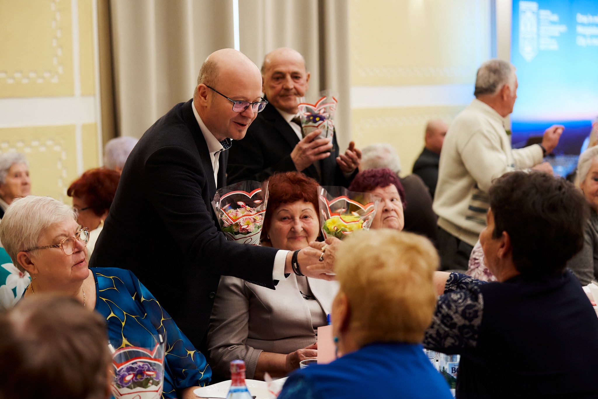 SĂRBĂTOARE Primăvara Bucuriei: Flori și recunoștință pentru doamnele Centrului de Zi din Satu Mare