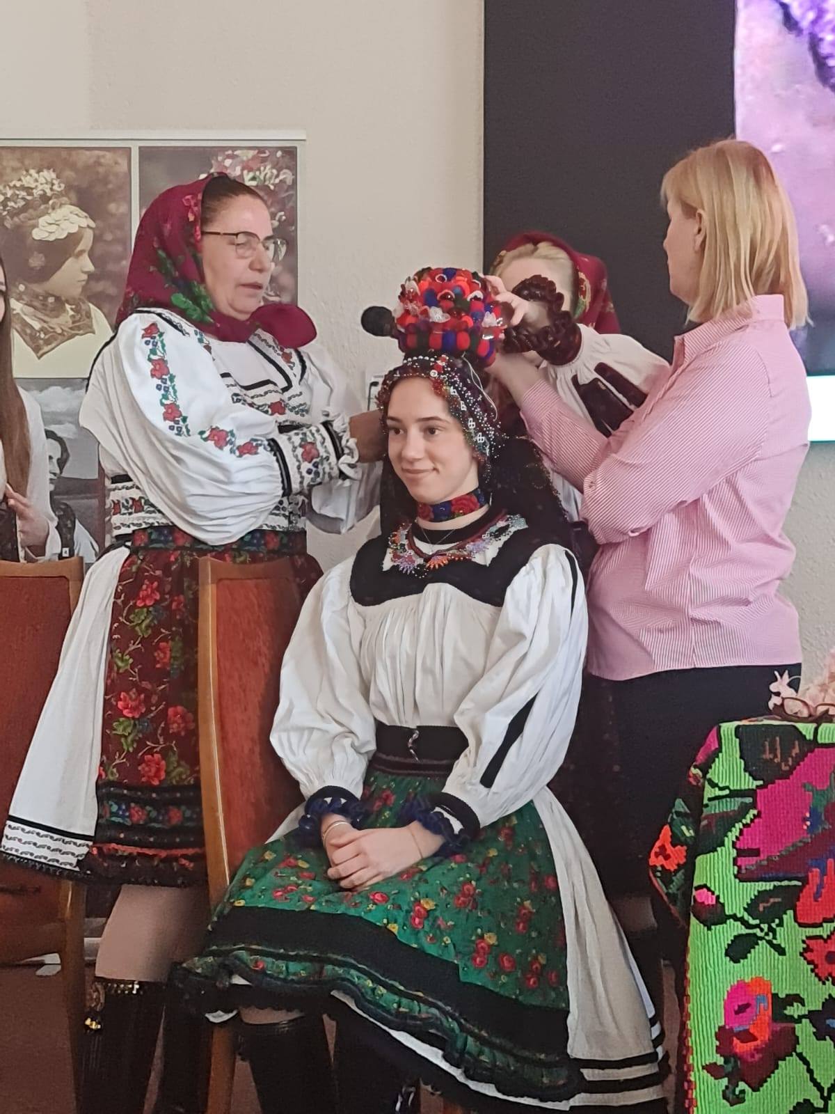 TRADIȚII Împletitul miresei din Țara Oașului, redescoperit de elevi la Muzeul Județean Satu Mare
