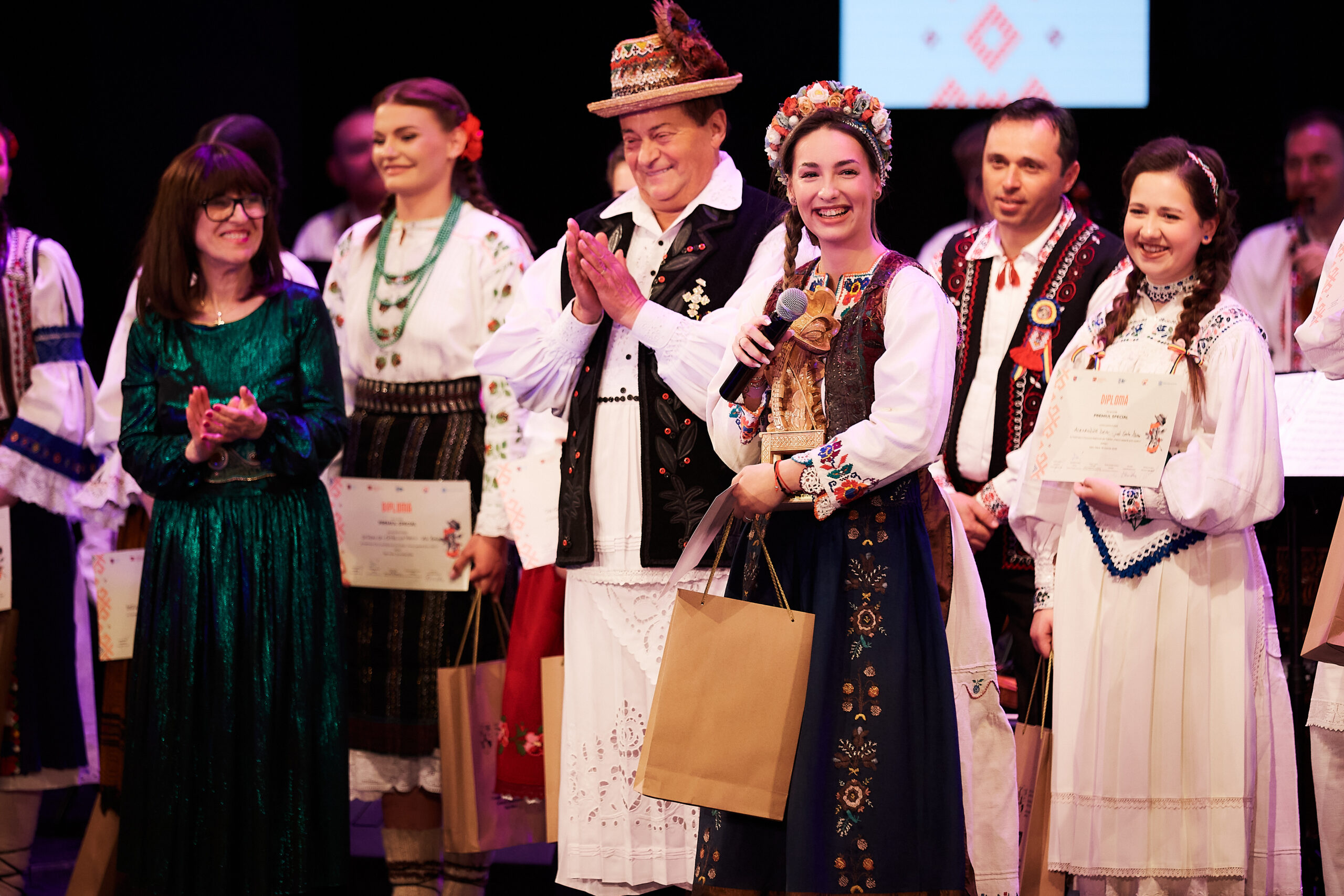 FOTOGALERIE. FOLCLOR Denisa Cecilia Prunian a câștigat prima ediție a Festivalului „Trecui aseară prin codru”