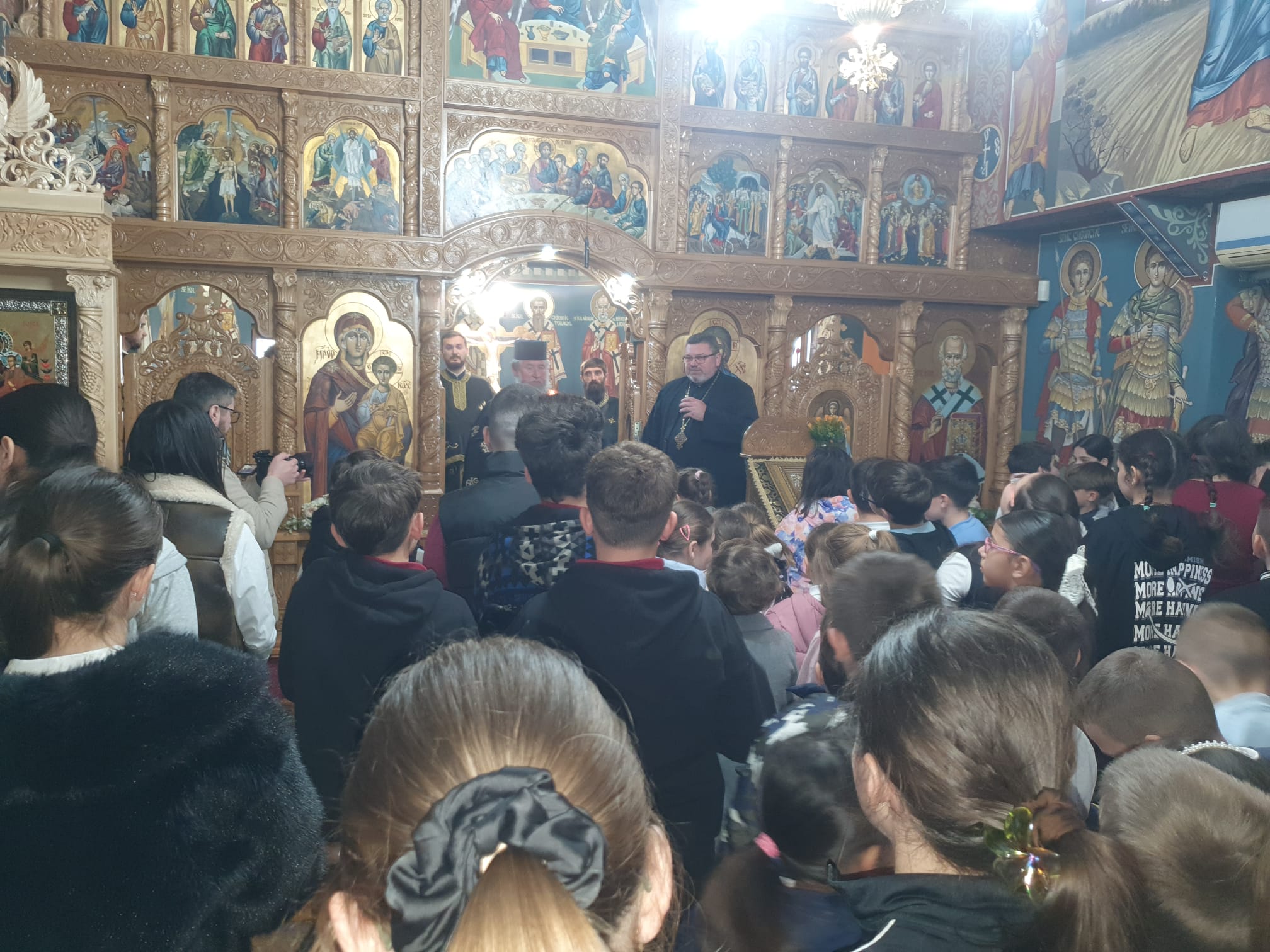 CREDINȚĂ Mesaj despre puterea rugăciunii, la Liceul Teologic „Nicolae Steinhardt”: părintele Varlaam de la Rohia, în mijlocul elevilor