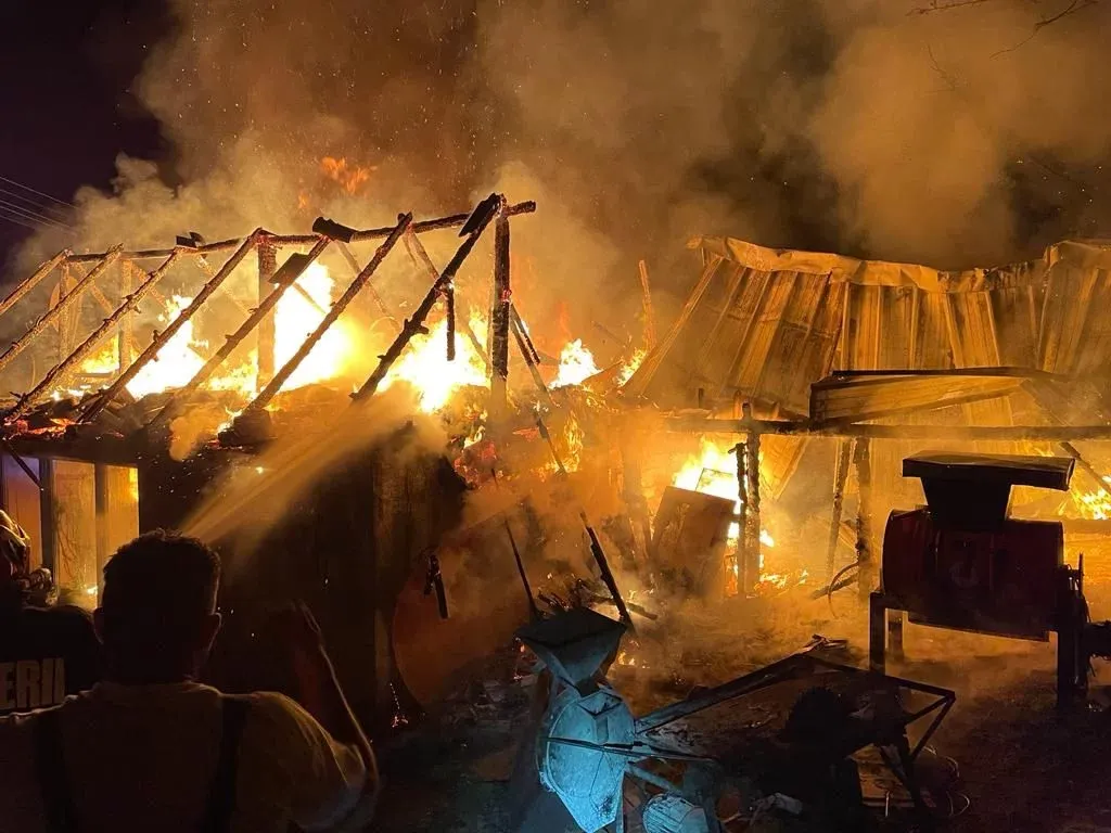 INCENDIU. Afumătorie în flăcări la Satu Mare